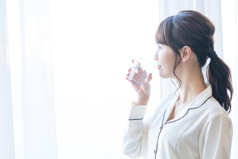 水飲む