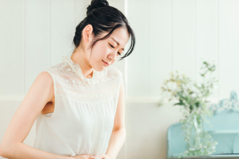 腹部が苦しい女性