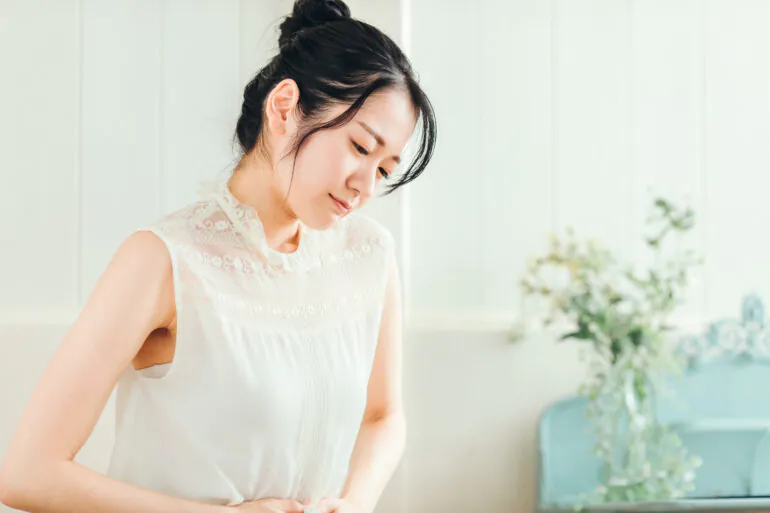 腹部が苦しい女性